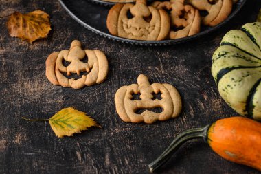 Cadılar Bayramı balkabağı kurabiyeleri Jack-o-fener şeklinde