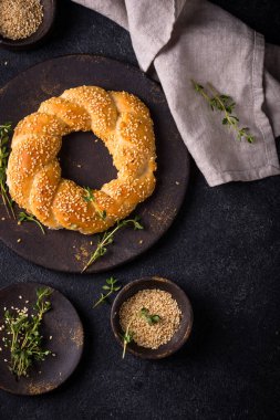 Koyu arkaplanda susamlı geleneksel Türk simitleri