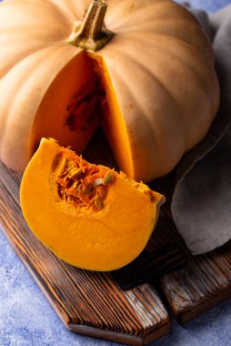 Koyu arka planda çiğ balkabağı, karanlık ruh hali tarzı.