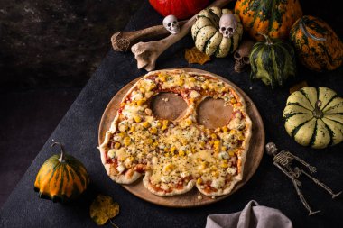 Hayalet şeklinde korkunç bir Cadılar Bayramı pizzası. Parti yemeği.
