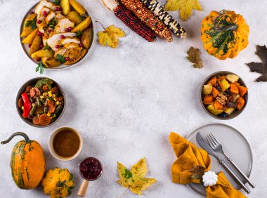 Geleneksel Şükran Günü yemeği hindi, fırında sebze, kızılcık sosu.