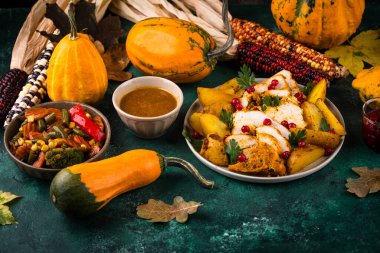 Geleneksel Şükran Günü yemeği hindi, fırında sebze, kızılcık sosu.