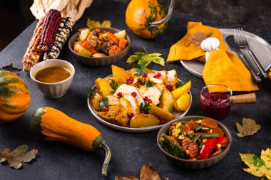 Geleneksel Şükran Günü yemeği hindi, fırında sebze, kızılcık sosu.