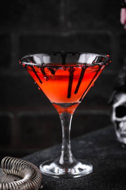 Örümcekli ürkütücü kırmızı Cadılar Bayramı martini kokteyli