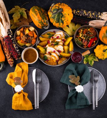 Geleneksel Şükran Günü yemeği hindi, fırında sebze, kızılcık sosu.