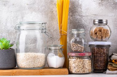 Kavanozlarda iniltiler olan sıfır atık plastik depolama kavramı