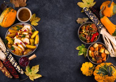 Geleneksel Şükran Günü yemeği hindi, fırında sebze, kızılcık sosu.