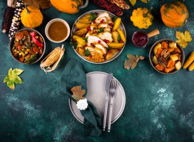 Geleneksel Şükran Günü yemeği hindi, fırında sebze, kızılcık sosu.