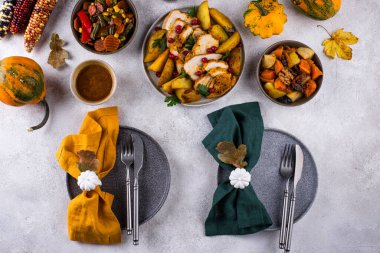 Geleneksel Şükran Günü yemeği hindi, fırında sebze, kızılcık sosu.