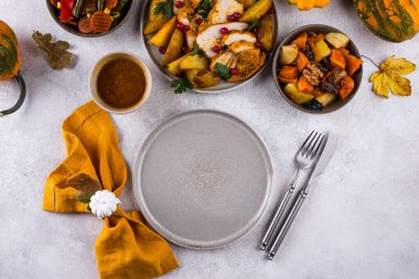 Geleneksel Şükran Günü yemeği hindi, fırında sebze, kızılcık sosu.