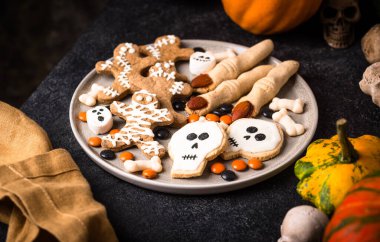 Kafatası, zombi ve mumya şeklinde korkunç zencefilli kurabiyeler.