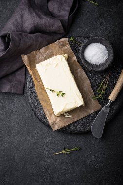 Gri arka planda taze tereyağı. Süt ürünü.