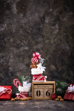 Sinterklaas ya da Aziz Niklas çocuk ayakkabıları ile kutlama konsepti