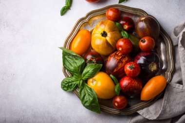 Taze domateslerin değişik çeşitleri ve renkleri.