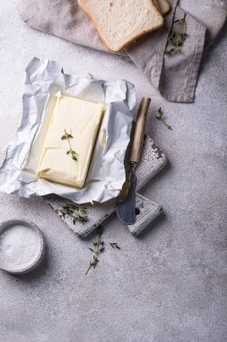 Gri arka planda taze tereyağı. Süt ürünü.