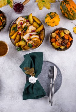 Geleneksel Şükran Günü yemeği hindi, fırında sebze, kızılcık sosu.