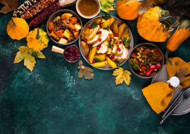 Geleneksel Şükran Günü yemeği hindi, fırında sebze, kızılcık sosu.