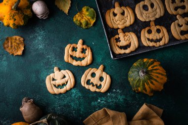 Cadılar Bayramı balkabağı kurabiyeleri Jack-o-fener şeklinde