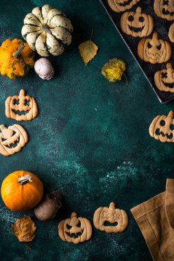 Cadılar Bayramı balkabağı kurabiyeleri Jack-o-fener şeklinde