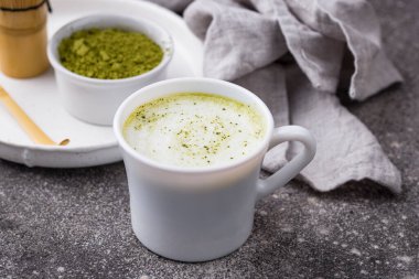 Yeşil sağlıklı latte içecek ve bambu aletler hazırlamak için.