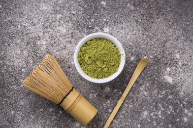 Japon kibrit tozu ve hazır yeşil çay malzemeleri.