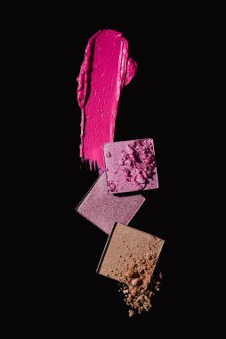 Siyah arkaplanda farklı kozmetik göz falı ve ruj örnekleri