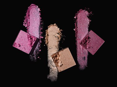 Siyah arkaplanda farklı kozmetik göz falı ve ruj örnekleri