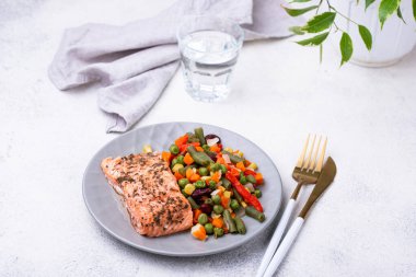Pişmiş somon ve sebze. Sağlıklı öğle veya akşam yemeği