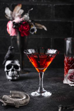 Siyah kenarlı ürkütücü kırmızı Cadılar Bayramı canavarı kokteyli.