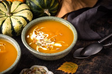 Vejetaryen sonbahar balkabağı kremalı çorba.