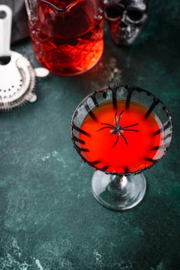 Örümcekli ürkütücü kırmızı Cadılar Bayramı martini kokteyli