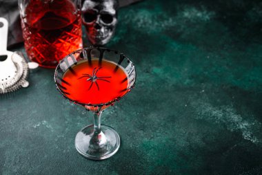 Örümcekli ürkütücü kırmızı Cadılar Bayramı martini kokteyli