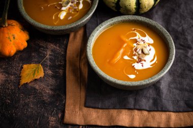 Vejetaryen sonbahar balkabağı kremalı çorba.