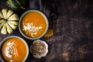 Vejetaryen sonbahar balkabağı kremalı çorba.