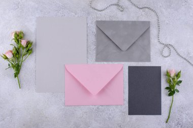 Düğün davetiyesi zarflı. Tarih kavramını kaydet