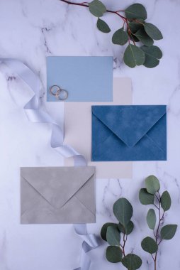 Düğün davetiyesi zarflı. Tarih kavramını kaydet