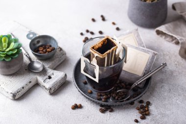 Cam bardakta taze demlenmiş damlatılmış kahve. Alternatif kahve kavramı