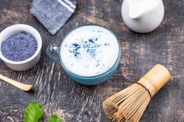 Sütlü mavi kibritli latte. Kelebek bezelyesinden moda içecek