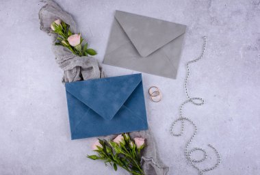 Düğün davetiyesi zarflı. Tarih kavramını kaydet