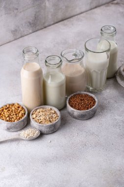 Alternatif süt, soya, yulaf, badem, pirinç ve karabuğday. Bitki bazlı vejetaryen olmayan süt ürünü.