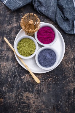 Moda içki pişirmek için yeşil, mavi ve pembe kibrit tozu