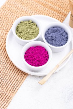 Moda içki pişirmek için yeşil, mavi ve pembe kibrit tozu