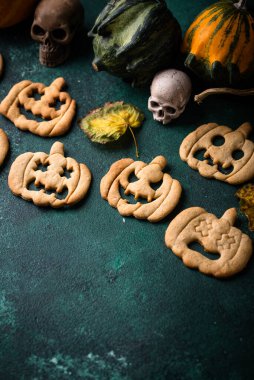 Cadılar Bayramı balkabağı kurabiyeleri Jack-o-fener şeklinde