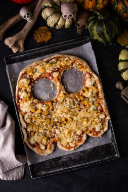Hayalet şeklinde korkunç bir Cadılar Bayramı pizzası. Parti yemeği.