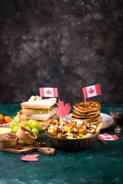 Kanadalı Şükran Günü yemeklerinin yer aldığı bir masa gösterisi. Kabak turtası, krep ve akçaağaç yaprakları da dahil..