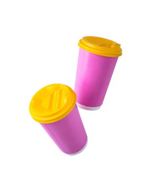 İki pembe ve sarı yeniden kullanılabilir kahve fincanı, beyaz arka planda kapakları var..