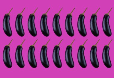 Ana nesneler olarak parlak siyah patlıcanlarla dolu parlak pembe arkaplan.