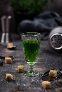 Bir bardak apsent ve kaşık şekerli özel kaşık.