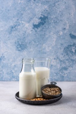 Alternatif süt, soya, yulaf, badem, pirinç ve karabuğday. Bitki bazlı vejetaryen olmayan süt ürünü.