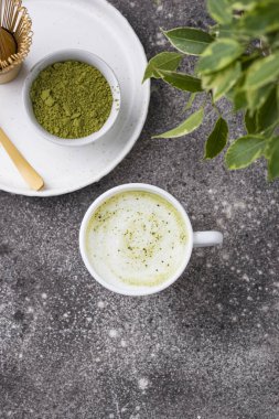 Yeşil sağlıklı latte içecek ve bambu aletler hazırlamak için.